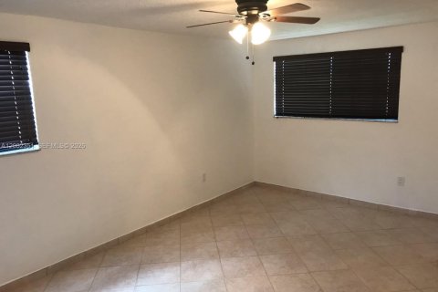 House in Miami, Florida 3 bedrooms, 308.99 sq.m. № 2067730 - photo 12