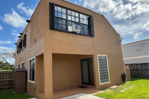 House in Miami, Florida 3 bedrooms, 308.99 sq.m. № 2067730