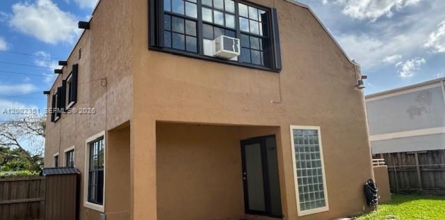 House in Miami, Florida 3 bedrooms, 308.99 sq.m. № 2067730