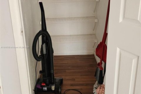 Adosado en venta en Lauderhill, Florida, 2 dormitorios, 133.41 m2 № 1982559 - foto 11