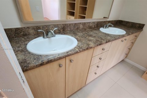 Adosado en venta en Lauderhill, Florida, 2 dormitorios, 133.41 m2 № 1982559 - foto 8