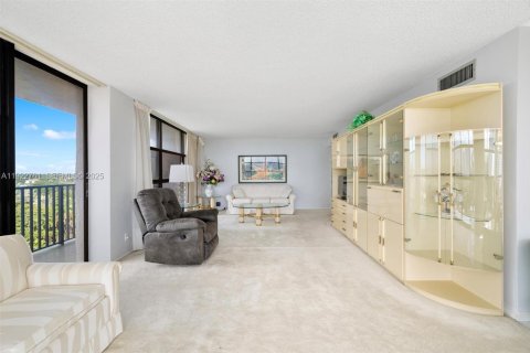 Condo in Hallandale Beach, Florida, 2 bedrooms  № 1977174 - photo 17