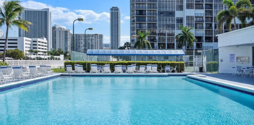 Condo in Hallandale Beach, Florida, 2 bedrooms  № 1977174