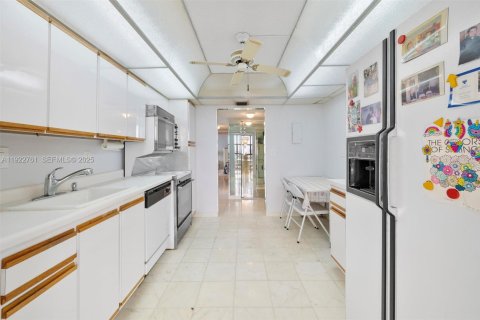 Condo in Hallandale Beach, Florida, 2 bedrooms  № 1977174 - photo 12