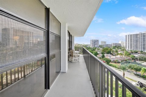 Condo in Hallandale Beach, Florida, 2 bedrooms  № 1977174 - photo 20