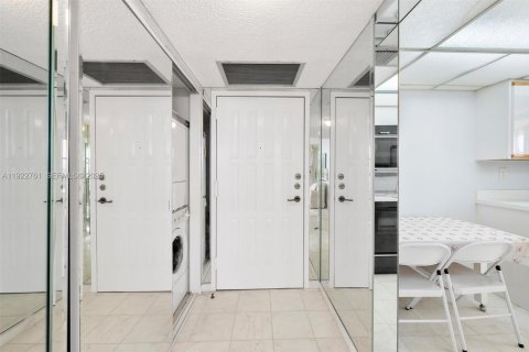 Condo in Hallandale Beach, Florida, 2 bedrooms  № 1977174 - photo 6