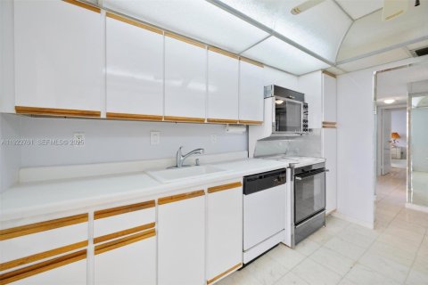 Condo in Hallandale Beach, Florida, 2 bedrooms  № 1977174 - photo 11