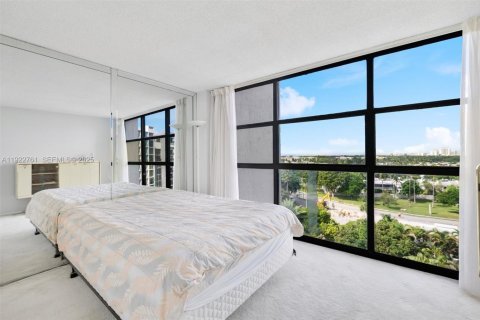 Condo in Hallandale Beach, Florida, 2 bedrooms  № 1977174 - photo 27