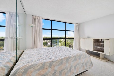 Condo in Hallandale Beach, Florida, 2 bedrooms  № 1977174 - photo 25