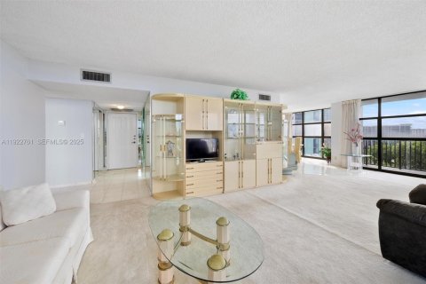 Condo in Hallandale Beach, Florida, 2 bedrooms  № 1977174 - photo 19