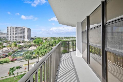 Condo in Hallandale Beach, Florida, 2 bedrooms  № 1977174 - photo 22
