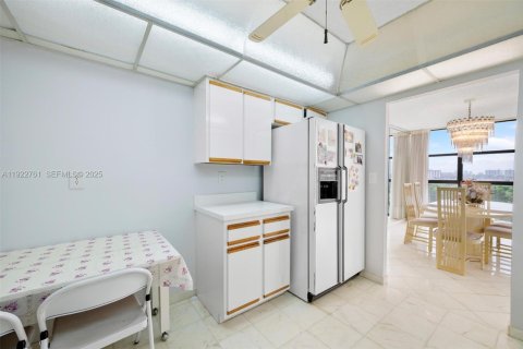 Condo in Hallandale Beach, Florida, 2 bedrooms  № 1977174 - photo 10