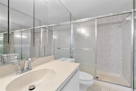 Condo in Hallandale Beach, Florida, 2 bedrooms  № 1977174 - photo 29