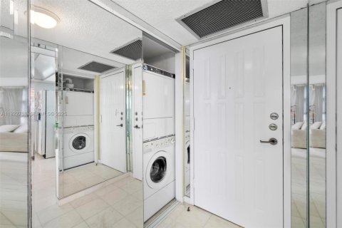 Condo in Hallandale Beach, Florida, 2 bedrooms  № 1977174 - photo 7