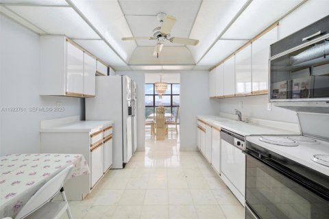 Condo in Hallandale Beach, Florida, 2 bedrooms  № 1977174 - photo 9