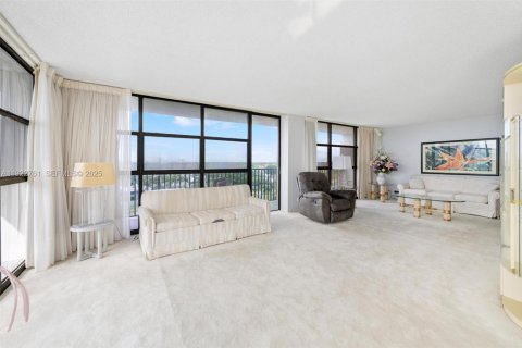 Condo in Hallandale Beach, Florida, 2 bedrooms  № 1977174 - photo 15
