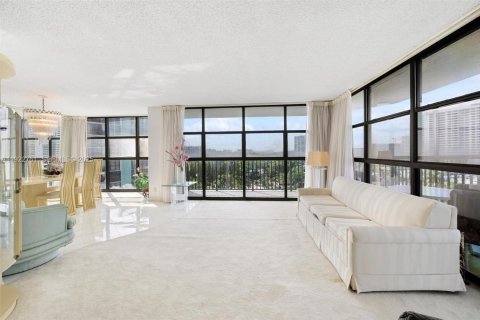 Condo in Hallandale Beach, Florida, 2 bedrooms  № 1977174 - photo 16