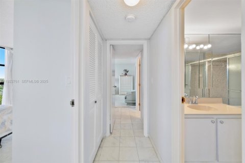 Condo in Hallandale Beach, Florida, 2 bedrooms  № 1977174 - photo 24