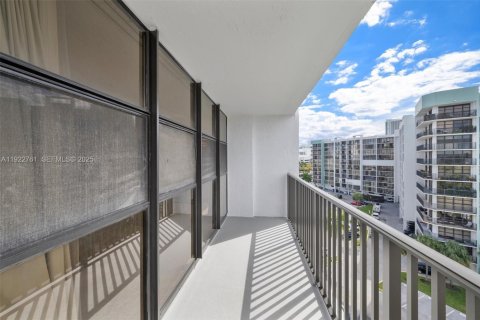 Condo in Hallandale Beach, Florida, 2 bedrooms  № 1977174 - photo 21