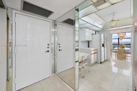 Condo in Hallandale Beach, Florida, 2 bedrooms  № 1977174 - photo 8