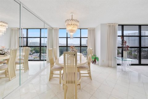 Condo in Hallandale Beach, Florida, 2 bedrooms  № 1977174 - photo 13