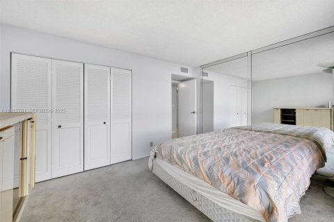 Condo in Hallandale Beach, Florida, 2 bedrooms  № 1977174 - photo 26
