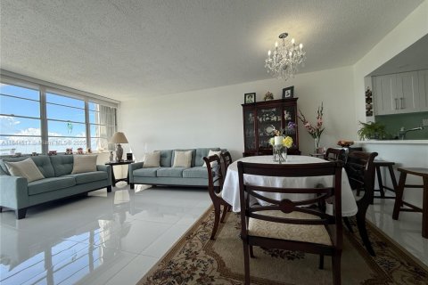 Condominio en venta en North Miami, Florida, 1 dormitorio, 78.6 m2 № 1940304 - foto 10