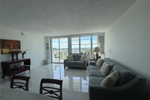 Condominio en venta en North Miami, Florida, 1 dormitorio, 78.6 m2 № 1940304 - foto 5