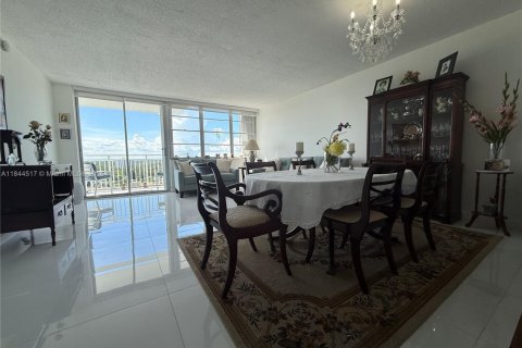 Condominio en venta en North Miami, Florida, 1 dormitorio, 78.6 m2 № 1940304 - foto 9