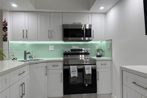 Condominio en venta en North Miami, Florida, 1 dormitorio, 78.6 m2 № 1940304 - foto 15