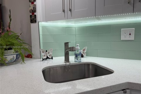 Condominio en venta en North Miami, Florida, 1 dormitorio, 78.6 m2 № 1940304 - foto 16