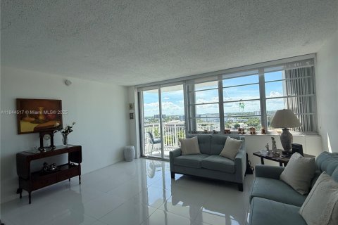 Condominio en venta en North Miami, Florida, 1 dormitorio, 78.6 m2 № 1940304 - foto 3