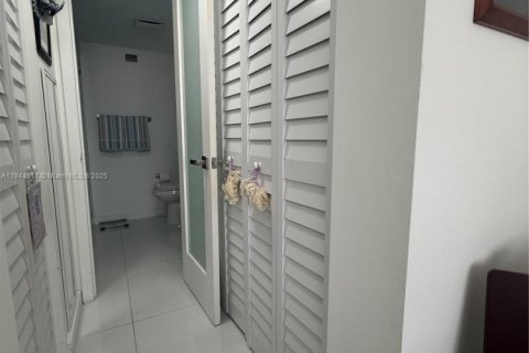 Condominio en venta en North Miami, Florida, 1 dormitorio, 78.6 m2 № 1940304 - foto 24