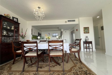Condominio en venta en North Miami, Florida, 1 dormitorio, 78.6 m2 № 1940304 - foto 11