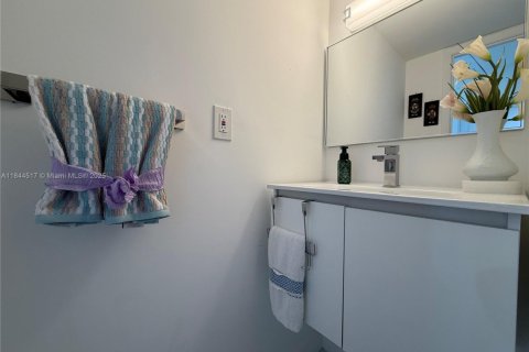 Condominio en venta en North Miami, Florida, 1 dormitorio, 78.6 m2 № 1940304 - foto 23