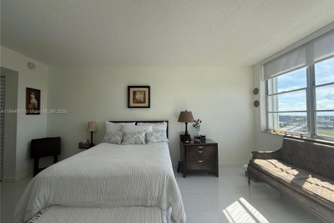 Condominio en venta en North Miami, Florida, 1 dormitorio, 78.6 m2 № 1940304 - foto 26