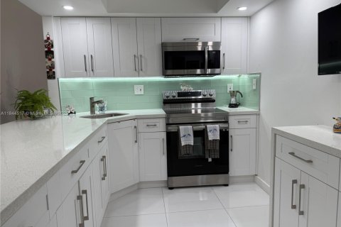 Condominio en venta en North Miami, Florida, 1 dormitorio, 78.6 m2 № 1940304 - foto 14