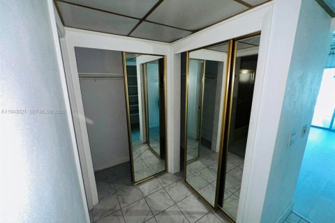 Copropriété à louer à Hallandale Beach, Floride: 1 chambre, 71.53 m2 № 1999391 - photo 10