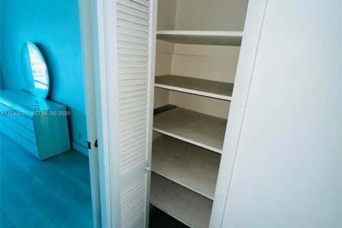 Copropriété à louer à Hallandale Beach, Floride: 1 chambre, 71.53 m2 № 1999391 - photo 9