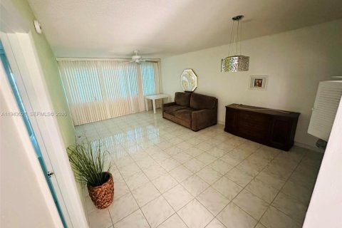 Copropriété à louer à Hallandale Beach, Floride: 1 chambre, 71.53 m2 № 1999391 - photo 4