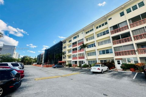 Copropriété à louer à Hallandale Beach, Floride: 1 chambre, 71.53 m2 № 1999391 - photo 20