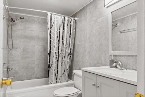 Copropriété à vendre à Hallandale Beach, Floride: 1 chambre, 80.82 m2 № 1937436 - photo 13