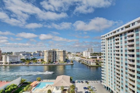 Copropriété à vendre à Hallandale Beach, Floride: 1 chambre, 80.82 m2 № 1937436 - photo 18