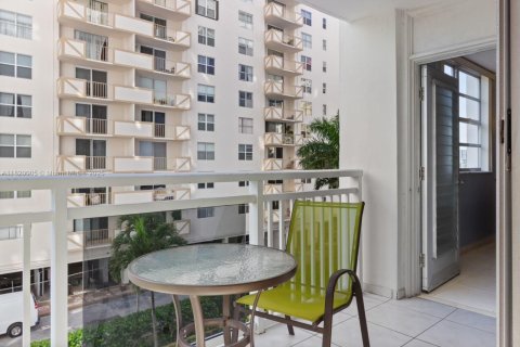 Copropriété à vendre à Hallandale Beach, Floride: 1 chambre, 80.82 m2 № 1937436 - photo 2