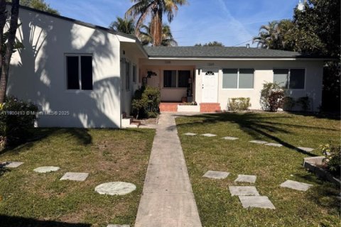 Casa en alquiler en North Miami, Florida, 1 dormitorio, 65.03 m2 № 1951961 - foto 1