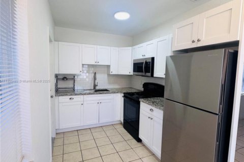 Casa en alquiler en North Miami, Florida, 1 dormitorio, 65.03 m2 № 1951961 - foto 4