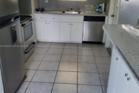 House in Miami Gardens, Florida 2 bedrooms, 114.92 sq.m. № 1994294 - photo 3