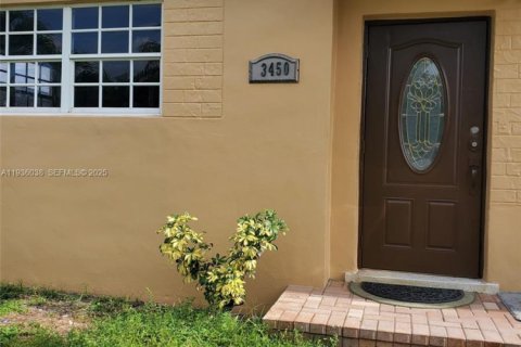 House in Miami Gardens, Florida 2 bedrooms, 114.92 sq.m. № 1994294 - photo 2