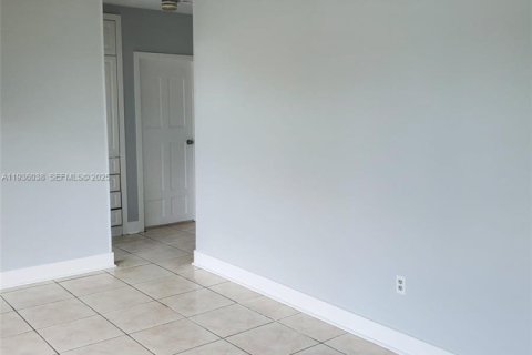 House in Miami Gardens, Florida 2 bedrooms, 114.92 sq.m. № 1994294 - photo 6