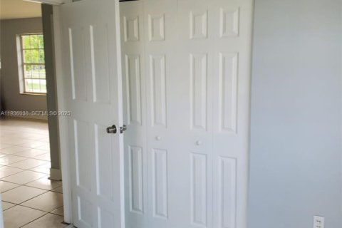 House in Miami Gardens, Florida 2 bedrooms, 114.92 sq.m. № 1994294 - photo 11